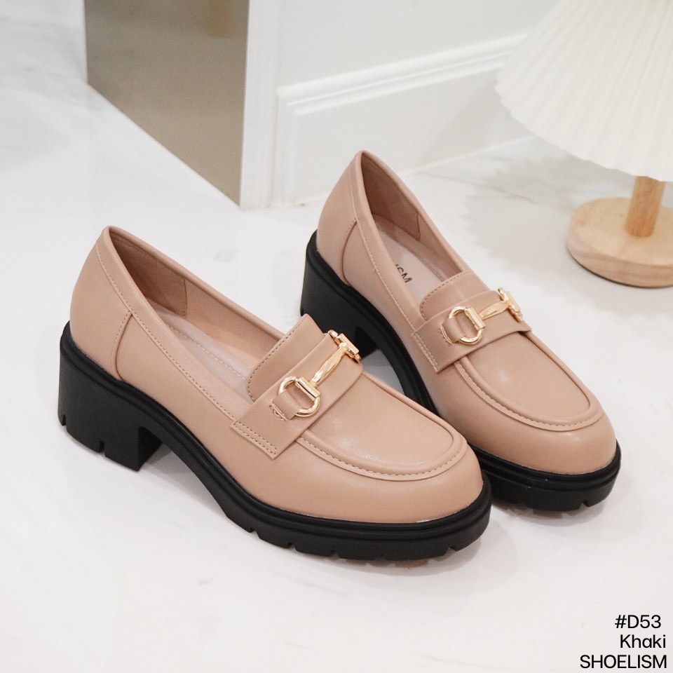 วันไหนๆ ก็ต้องคู่สวย!🥰 Loafers รุ่นใหม่ ที่มาพร้อมดีไซน์หัวมนสุดคลาสสิก สไตล์มินิมอลเกาหลี และพื้นหนานุ่มนิ่มที่เดินสบายตลอดวัน แมทช์ได้ทุกลุค ทั้งหวาน ทั้งชิค ไม่มีเบื่อ! พร้อมให้คุณเลือกช้อปถึง 3 สี สั่งเลย!!