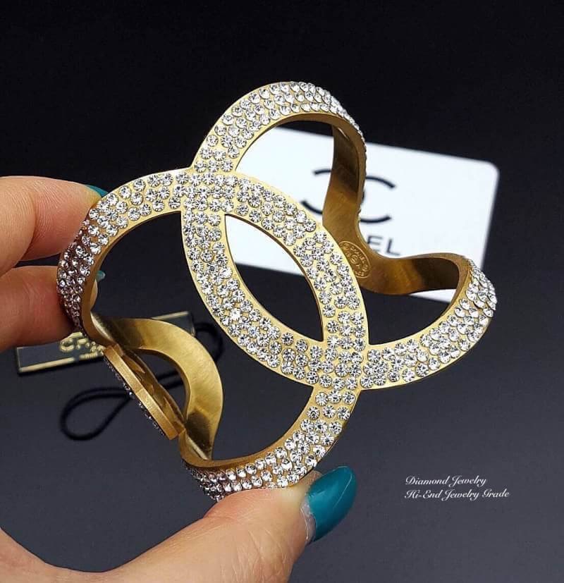 The New Collection !!!!! Chanel Cuff เพชร 3 แถว งานเกรด Super Hi-End ค่ะ สวยมากกกกก รุ่นนี้เป็นงาน stainless steel แท้ 100% ค่ะ งานมีปั๊มลึก คมกริบ ด้านในเหมือนของแท้เป๊ะๆๆๆๆ ห้ามพลาดเลยสาวๆ กำไลเป็นแบบบีบปรับไซส์ให้เข้ากับข้อมือได้ค่ะได้ค่ะ ใส่ออกมาสวยมว