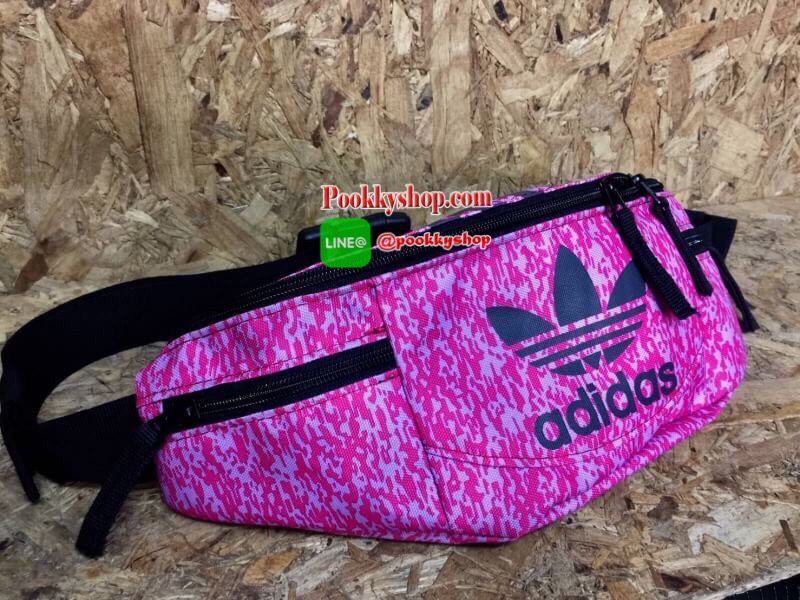 พร้อมส่ง ..... Adidas Originals National Waist Pack Factory กระเป๋าคาดอกและเอว เป็นอีกรุ่นที่ได้รับความนิยมเป็นอย่างมาก ด้วยแบบและดีไซน์ขนาดที่พอเหมาะ ใช้ได้ทุกเพศทุกสไตล์ กระเป๋าทำจากผ้าไนลอนลื่น น้ำหนักเบา ขนาดกำลังดี ดีจุของได้เยอะคะ เปิด-ปิดด้วยซิป ด้