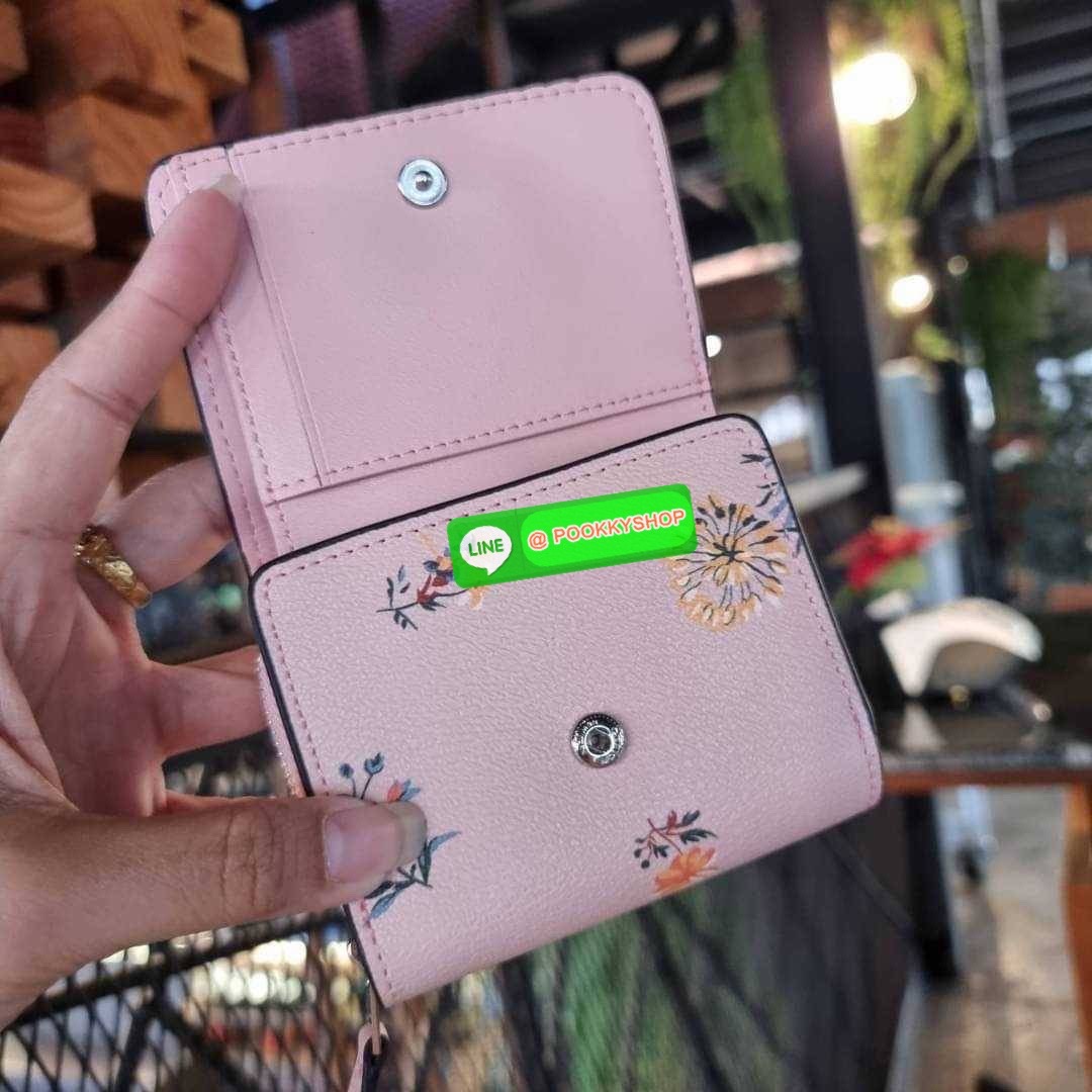 COACH 7331 SMALL TRIFOLD WALLET IN SIGNATURE CANVAS สวยคลาสสิค พกพาง่าย ใบเล็กน่ารักน่าใช้ ต้องยกให้ใบนี้จ้า ตอบโจทย์คนชอบพกน้อยที่สุด!! กระเป๋าสตางค์ใบสั้นหนังแคนวาสเคลือบคุณภาพดี ภายในเป็นหนังแท้ ใส่บัตร ใส่ธนบัตรได้ทุกชนิด มีช่องซิปแยก ใบเดียวใบนี้คือเ