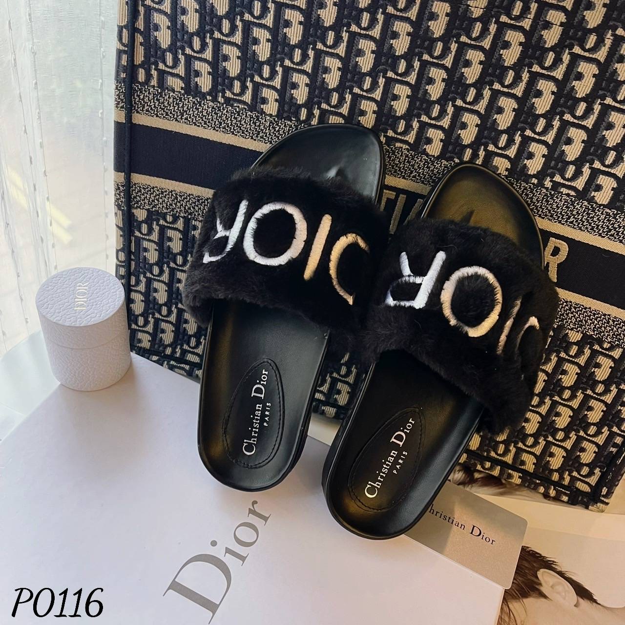 พร้อมส่ง มาใหม่ สวยมาก แตะ D io r งานปักบนขนเฟอร์ งานน่ารักค่ะ หนังนุ่มใส่สบายค๊า