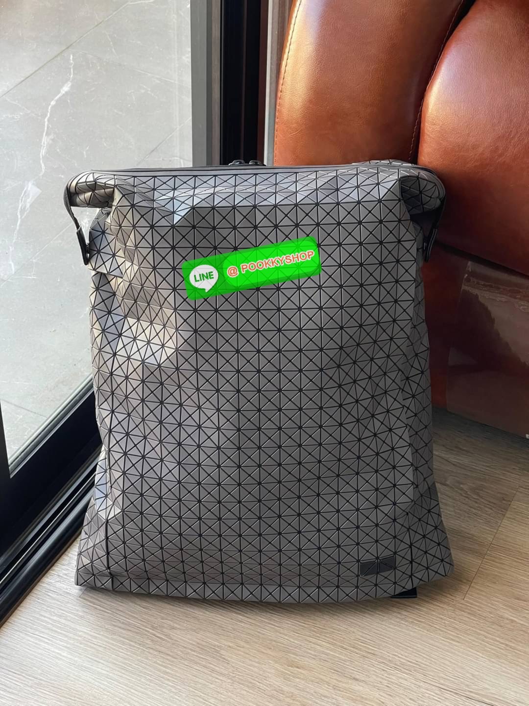 BAO BAO ISSEY MIYAKE LARGE BACKPACK ผู้ที่มักใช้งานกระเป๋าเป้ในชีวิตประจำวัน ส่วนมากจะอยู่ในวัยนักเรียน-นักศึกษาหรือวัยทำงาน ซึ่งรุ่นนี้ตอบโจทย์การใช้งานได้เป็นอย่างดี เป็นเป้ที่มีช่องสำหรับใส่สัมภาระประมาณหนึ่ง เพื่อให้สามารถจัดเก็บสิ่งของได้อย่างเป็นระเ