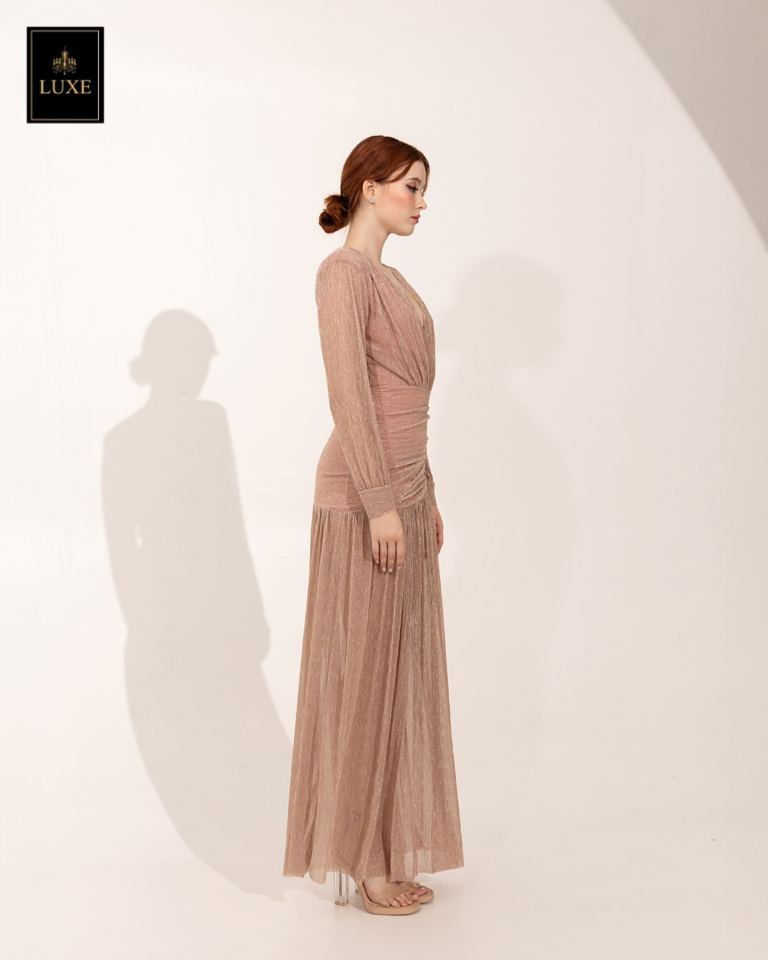 เดรสแฟชั่น แม็กซี่เดรสเสื้อคอวีป้าย แขนยาวเสริมไหล่ กระโปรงจับเดรปย่นเข้ารูปตรงสะโพก