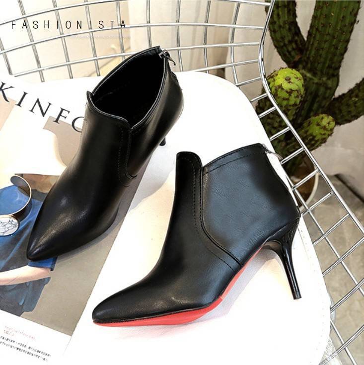 NEW ITEM สินค้ามาใหม่พร้อมส่งค่ะ แซ่บ สวย เผ็ด ฮ็อตพริกยกสวนนน งานสวยมากเว่อร์!! รองเท้าคัชชูกึ่งบู้ท วัสดุหนัง pu เนื้อหนาขึ้นทรงคุณภาพดี ทรงซิปหลัง ส้นสูง 8 c.m. ด้านหน้าแต่งหยักเพิ่มความเก๋ สามารถใส่แมชเสื้อผ้าได้หลายสไตล์มากๆค่ะ งานสวยตรงปกถ่ายจากสินค