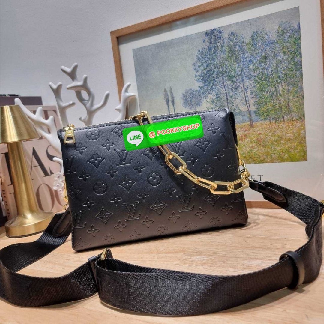 LV coussin pm bag 🔆 Details กระเป๋าสะพายกึ่งคลัชท์ สุดล้ำ ดีไซน์ใหม่ สีลิมิเต็ด ล่าสุดจากเคาน์เตอร์ duty free มาแรงมาก ด้วยความสวยปังตั้งแต่แรกเห็น มาพร้อมสาย 2 เส้น สวยลัคชูแบบสับๆ มีสายโซ่ที่มีดีเทลละเอียดไม่ซ้ำ และสายสปอร์ตครอสบอดี้ ที่จะคล้องไ