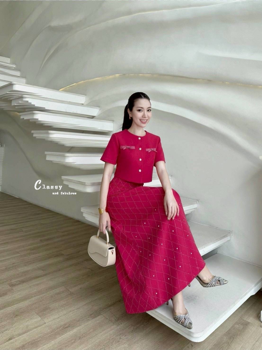 ชุดเซทแฟชั่น set เสื้อผ้าพื้นคอกลมแขนสั้นติดโบว์กระดุมเพชรด้านหน้า + กระโปรงยาวเพชร