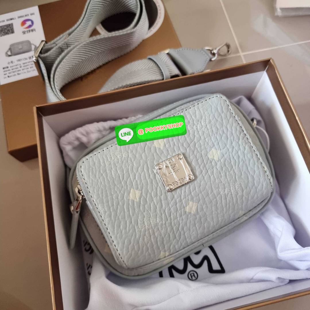MCM X-MINI KLASSIK CROSSBODY BAG IN VISETOS รุ่นยูนิเซ็กส์มาแล้วจ้า!! ไซส์นี้ใช้ได้ทั้งหนุ่มๆสาวๆไปเลย กระเป๋าสะพายข้างทรงครอสบอดี้ ใบเล็กขนาดกะทัดรัด วัสดุหนังแคนวาสคุณภาพดี มีช่องหลัก 2 ช่อง ภายในมีช่องย่อยให้ 1 ช่อง มาพร้อมสายสะพายสปอร์ตที่ดีไซน์หรูไม่