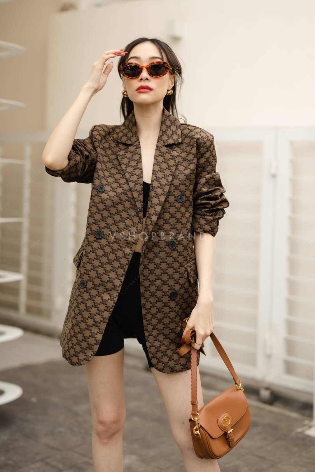 เบลเซอร์สูทสุดชิค ใส่คลุมแมทช์กับอะไรก็ให้ลุคสวย เก๋ เป็นสาวดูมีสไตล์ ด้วยผ้าสูทเนื้อดี รีดอัดกาวขึ้นทรงสวย คัตติ้งเนี้ยบ มีซับใน พิมพ์ลาย สุดปังมากเลยค่ะ งานสวยมากค่ะ