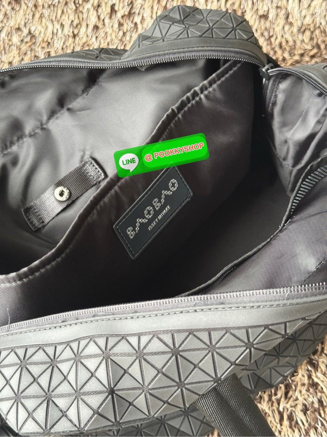 Baobao issey miyake cargo tote matte กระเป๋า CARGO สไตล์บอสตัน มีหูจับแบบบุหนา มีฐานกว้างใส่ได้เยอะ สาทารถใส่สัมภาระที่จำเป็นในการเดินทาง หรือมีพื้นที่จัดเก็บสิ่งของที่เราต้องใช้ในการทำงานด้วย เช่น โน้ตบุ๊ก สมุดจดบันทึก แฟ้มเอกสารต่าง ๆ ดีไซน์หรูดูสุภาพเร