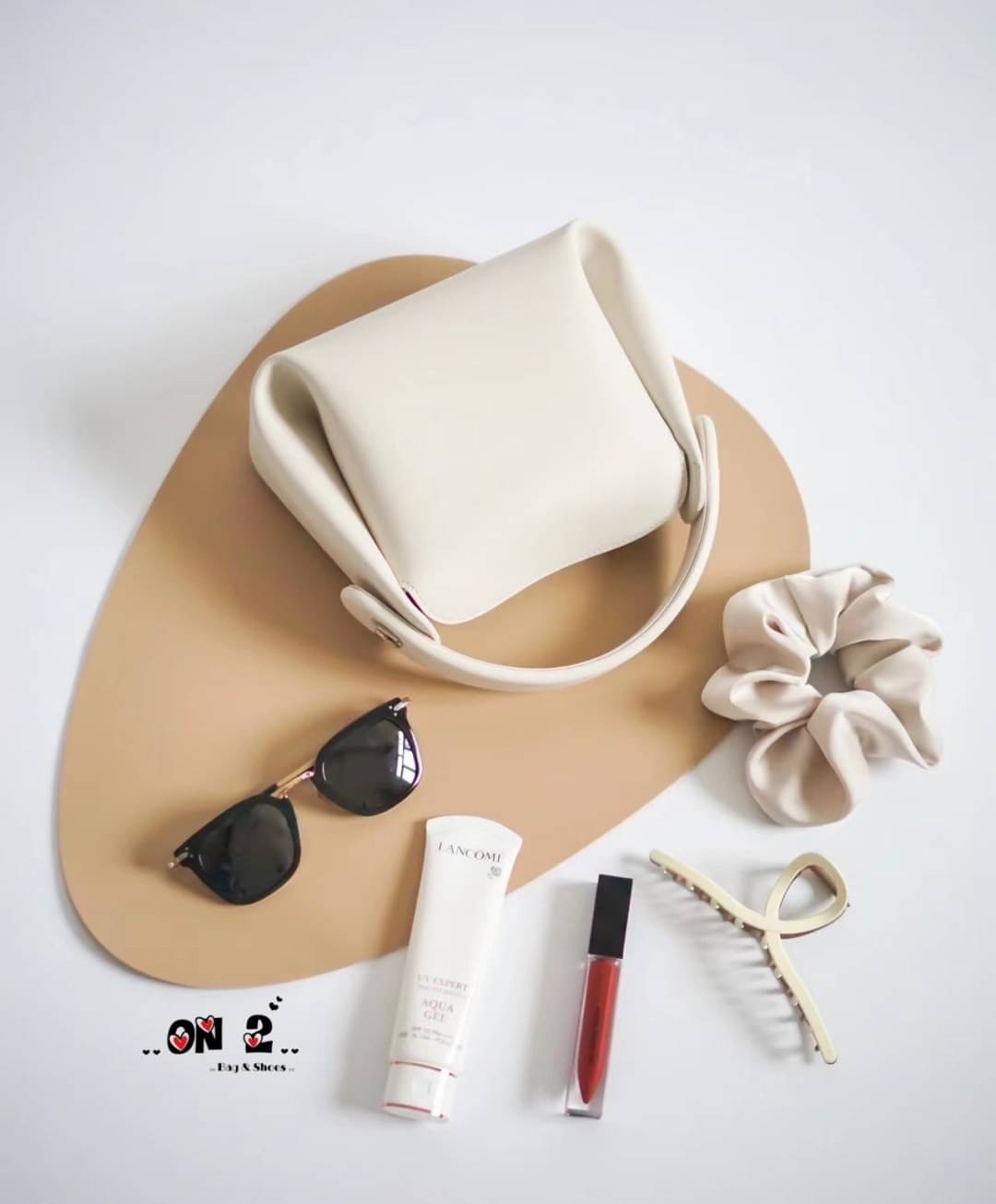 Viva PU Premium Debut งานใหม่ล่าสุด Viva ใบกระทัดรัดกำลังดี มีหูจับ ใช้งานง่าย น้ำหนักเบา ใช้ได้หลายโอกาส ถือสวยมากก สายสะพายยาวก็เก๋ ฝาปิดเป็นเเม่เหล็ก หนังเรียบ คุณภาพดี เป็น everyday bag ได้เลยค่าา