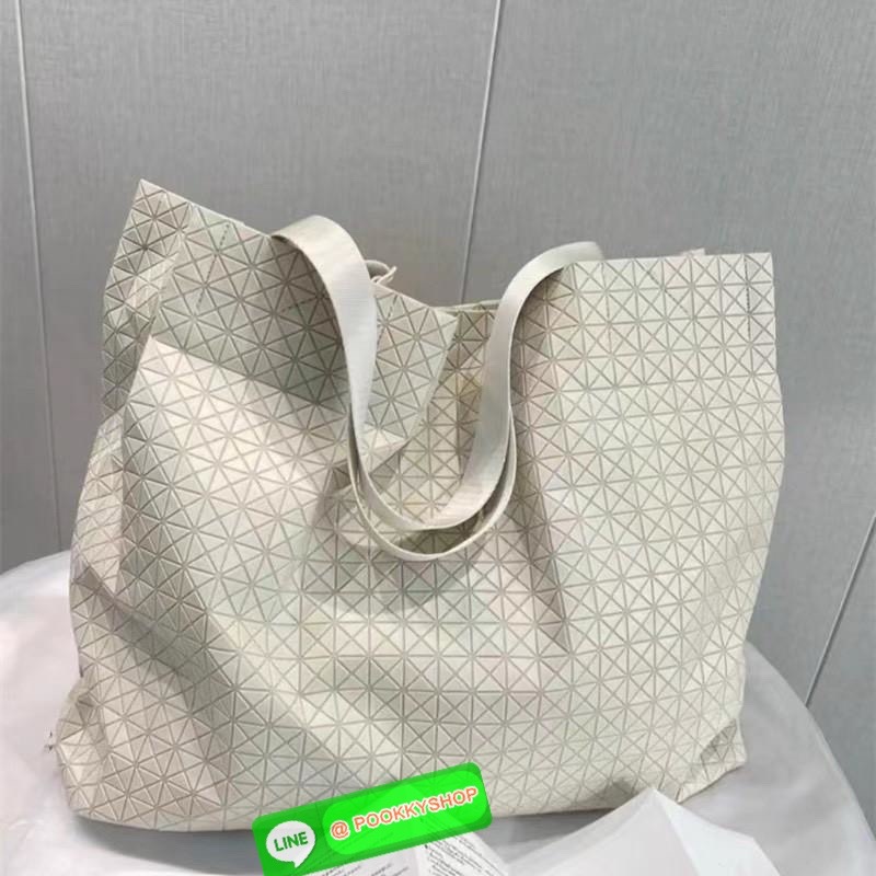 Baobao Issey Miyake Cart geometric L tote bag รูปทรงที่สร้างขึ้นโดยบังเอิญ' เสื้อผ้าที่มีโครงสร้างและได้รับการออกแบบทางวิศวกรรมอันเป็นเอกลักษณ์ของแบรนด์ ส่งต่อไปยังเครื่องประดับที่น่าประทับใจและไร้กาลเวลาเหล่านี้ กระเป๋าโท้ต Cart ประดิษฐ์ขึ้นจากการตั