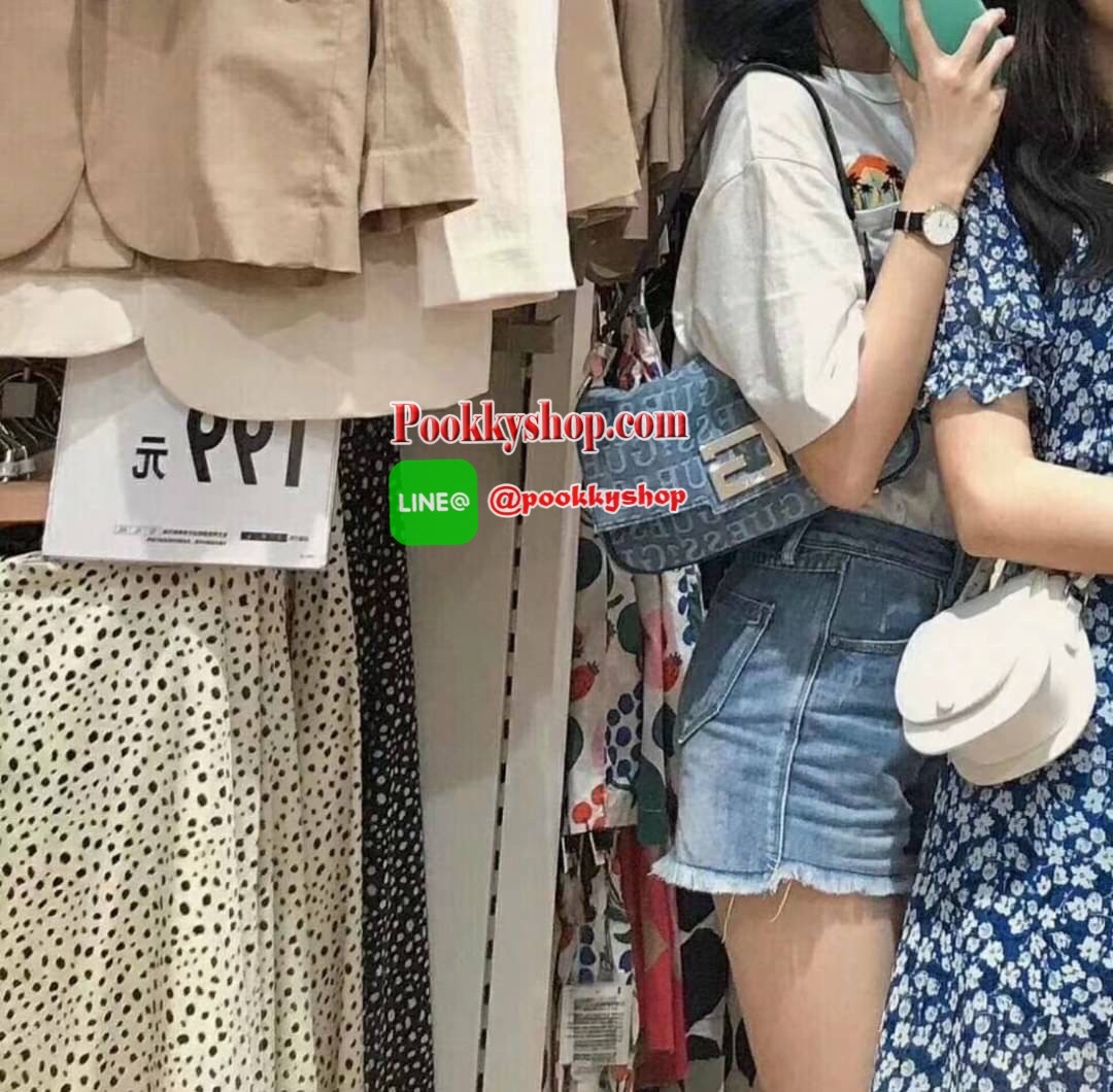 New Collection !! Guess Women’s Crossbody Bag รุ่นใหม่ชนช็อป!! กระเป๋าสะพายไหล่/สะพายข้าง/ถือเป็นคลัช มีดีเทลสวยเก๋!! วัสดุผ้ายีนส์ทอลายแบรนด์ ตัวกระเป๋าตัดขอบหนัง มาพร้อมสายหนังสะพายไหล่และสายสะพายยาวเลื่อนปรับได้ ด้านหน้าประดับโลโก้แบรนด์ มีหมุดรองฐาน4ม