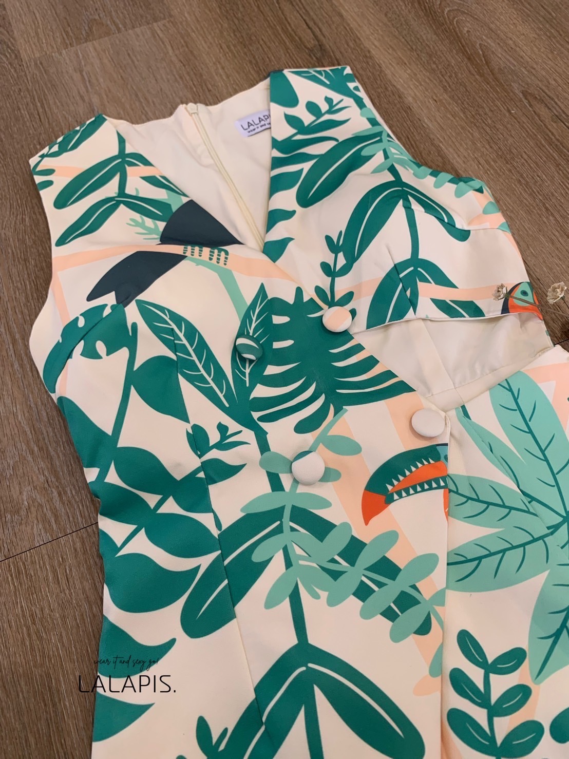 เดรสแฟชั่น เดรสทรงสูท ดีไซน์ช่วงเอว อกเสริมฟองน้ำ ตกแต่งกระดุม 4 เม็ด