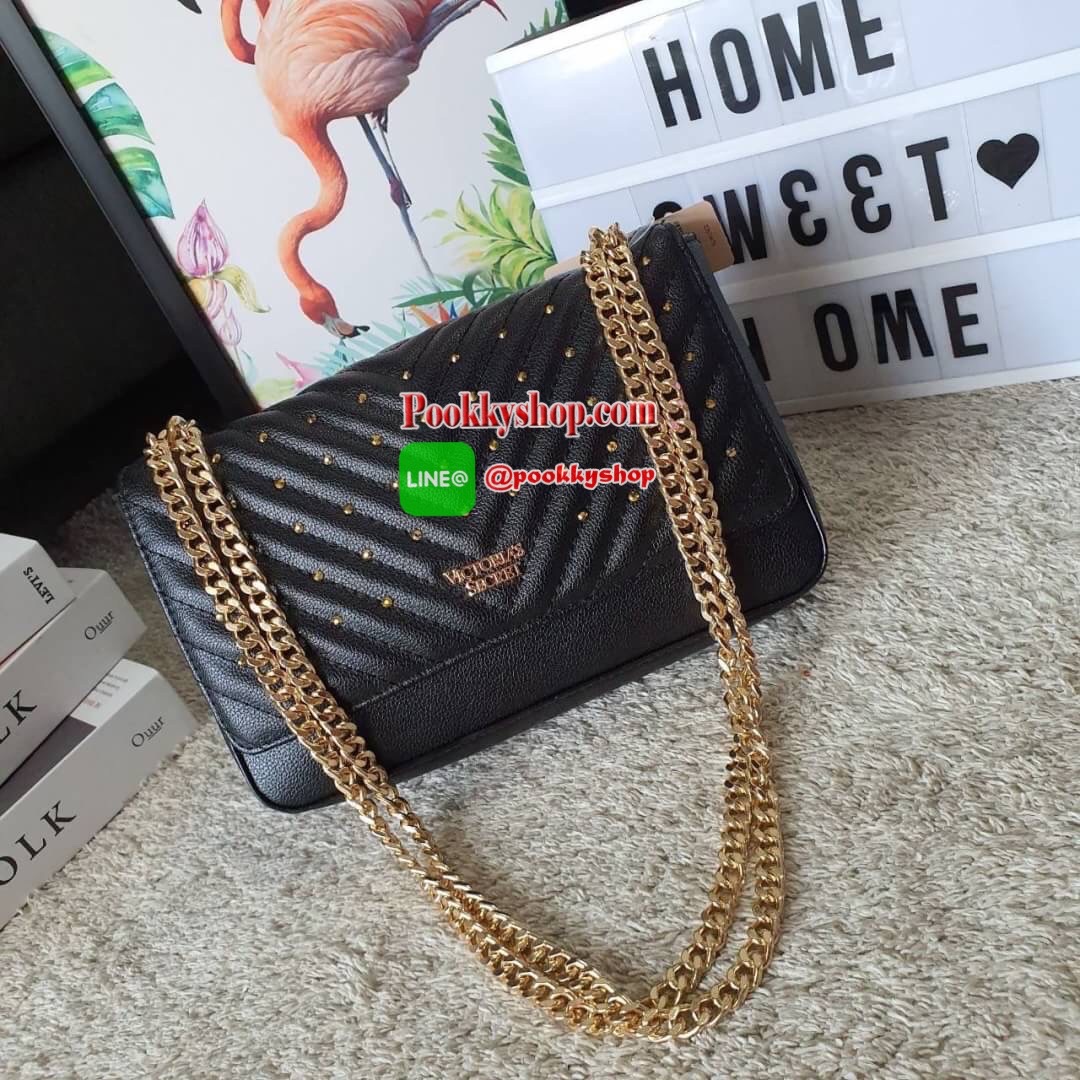 NEW ARRIVAL 2019 !! VICTORIA SECRET CROSSBODY BAG แบรนด์ดังจากอเมริกาสุดฮิตของวัยรุ่น กระเป๋าสะพาย หนังสังเคราะห์นิ่มอยู่ทรง อะไหล่ทอง ด้านหน้าประดับชื่อโลโก้แบรนด์ ขนาดน่ารักกำลังดี เปิดปิดด้วยฝากระดุมแม่เหล็ก ภายในบุลายปั้มแบรนด์ มีช่องเล็กใส่ของจุกจิก