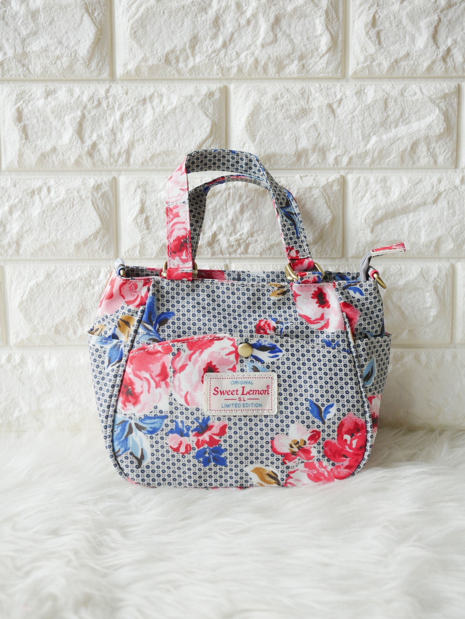 กลับมาทวงบังลังก์ความน่ารัก (cute) น้องเป๋าใบนี้ชื่อว่า (crown)SW 2660-1(crown) ขอมอบมงความคิ้วท์ให้ไปเลย ขนาดกำลังกะทัดรัด 16 x 18 x 9 ซม. (incoming call) ใส่มือถือได้ (wallet) ใส่กระเป๋าตังค์ได้ ใช้ออกงาน (romantic date) ใช้ออกเดท น้องน่ารักน่ารักจริงๆ