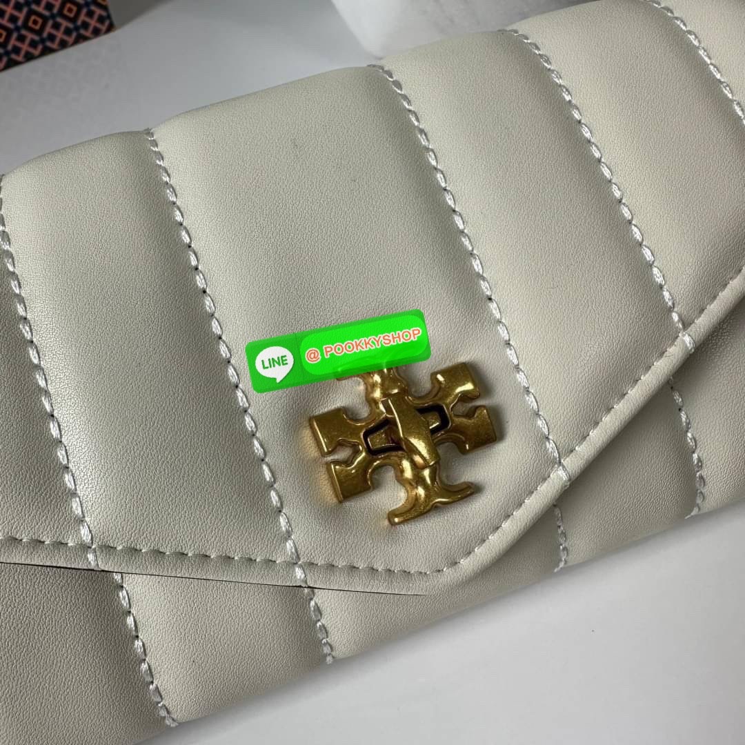 TORY BURCH KIRA CHEVRON POUCH KEY FOB 📍กระเป๋าสตางค์ใบยาว รุ่นใหม่ ทรงคลาสสิค 📍เปิด-ปิดด้วยอะไหล่บิดล็อค 📍ภายในมีช่องซิปตรงกลางสำหรับใส่เหรียญ ช่องใส่ธนบัตรและช่องใส่บัตร 📍วัสดุหนังแกะแท้ 📍จัดระเบียบกระเป๋าสตางค์ได้