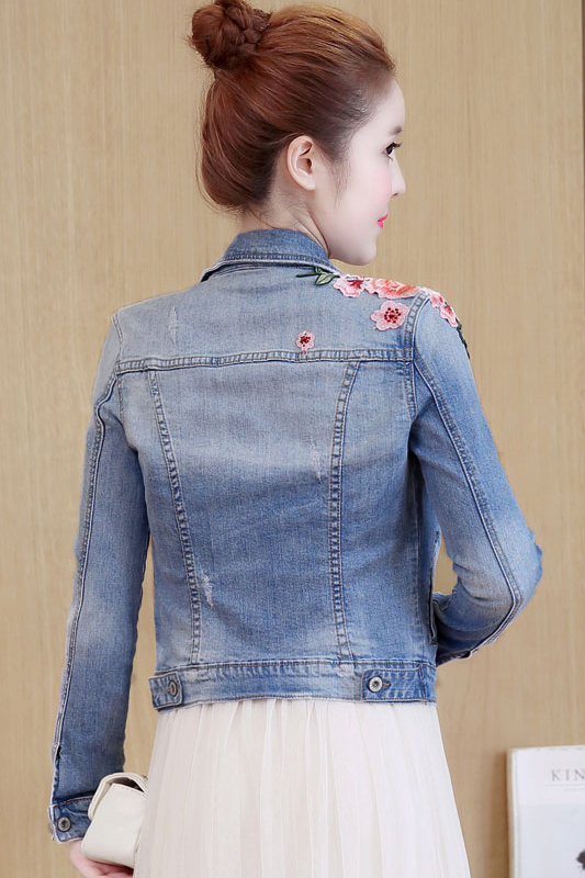 เสื้อผ้าแฟชั่นนำเข้า : แจ็คเก็ตยีนส์ พร้อมส่ง สีฟ้า แขนยาว คอปก แบบติดกระดุม แต่งลายปักดอกไม้ตรงหัวไหล่ด้านขวาเก๋ ยีนส์มีความยืดหยุ่นได้ค่ะ น่ารัก แฟชั่นมาใหม่สไตล์เกาหลี
