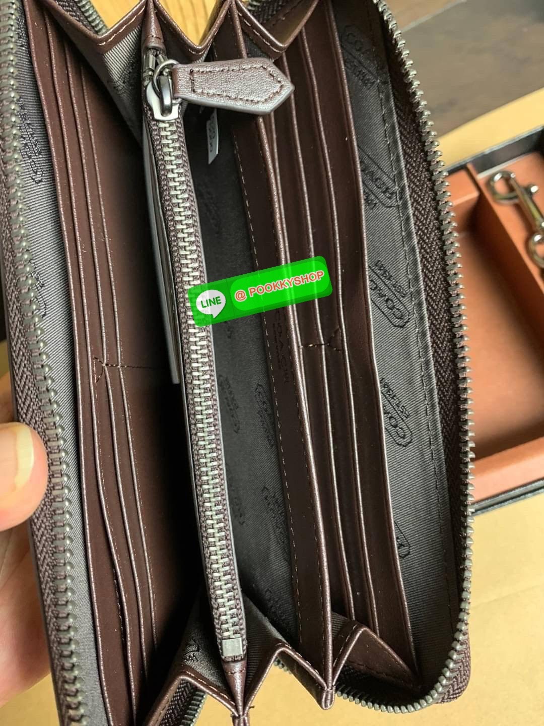 COACH ACCORDION ZIP WALLET IN SIGNATURE CANVAS กระเป๋าสตางค์ใบยาว ซิปรอบ ใช้งานง่าย ด้วยฟังค์ชั้น ด้านใน ใส่บัตรได้จุใจ มีช่องซิปใส่เหรียญตรงกลาง โดนใจหลายๆคนไปเรียบร้อยและคลาสสิค เรียบหรูดูแพงตลอดกาล ยกให้รุ่นนี้เลย