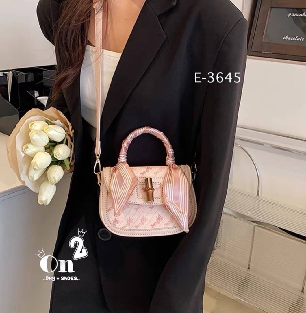 กระเป๋าสะพายปักลายรถม้าสไตล์แบรนด์coach งานสวยสีพาสเทลแถมผ้าพันกระเป๋าสีเดี่ยวกัน1ผื่น