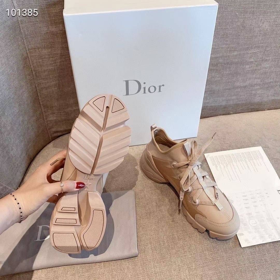 CHISTIAN DIOR 🔥🔥🔥 งานสวยหรู เกรด Hi-end ค่ะ คู่นี้คือสวยหรู ใส่ผ้าใบลุคไฮโซค่ะ รองเท้าแบรนด์ CHISTIAN DIOR รอเงท้ามีลายลุคคุณหนูไฮโซ งานสวยหรูตามต้นฉบับแบรนด์ ต้องจัดเลยจ้า ใส่แล้วดูสวย