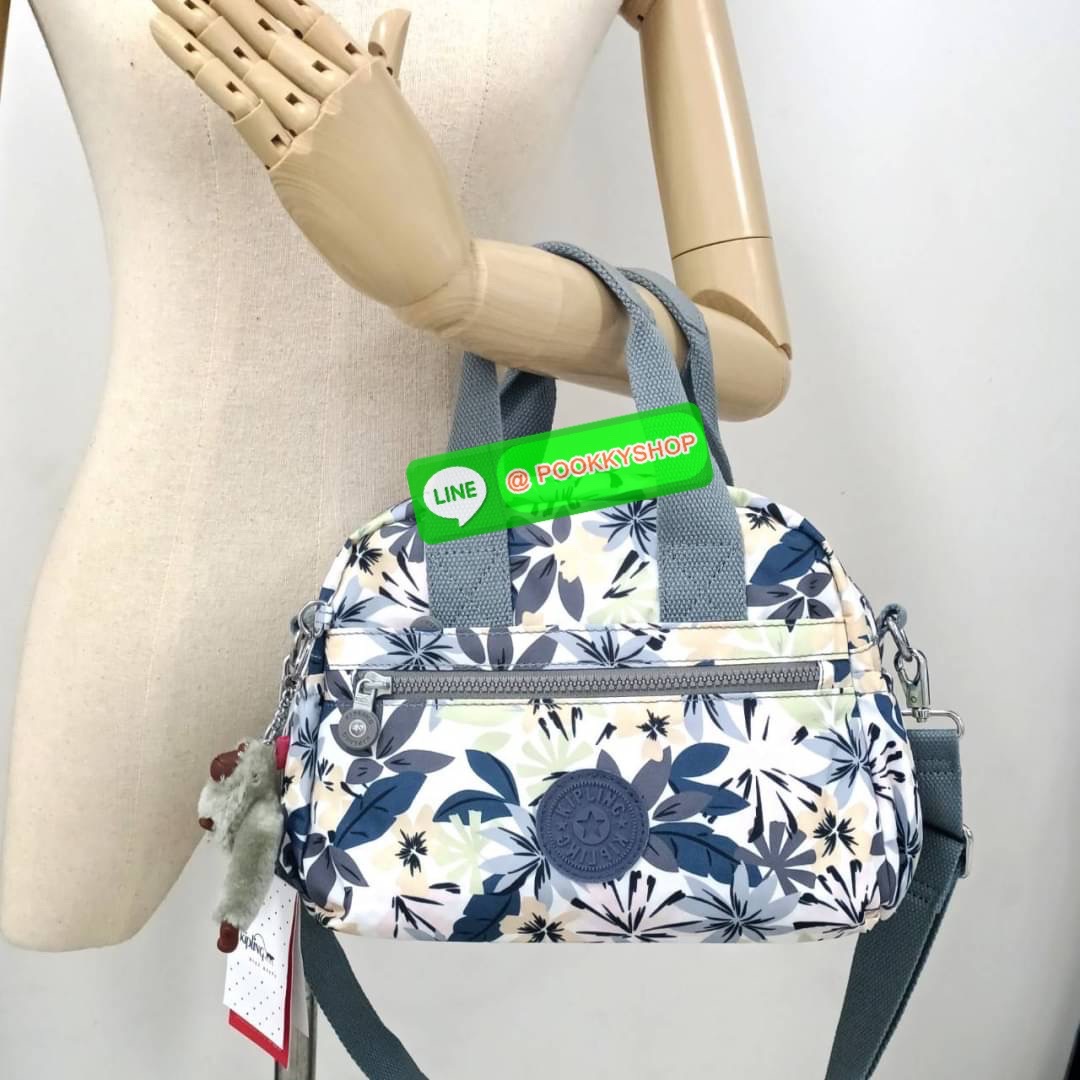Kipling K1006 Handbag กระเป๋าถือหรือสะพาย วัสดุ Polyester 100% รุ่นใหม่ มีให้เลือกทั้งแบบเรียบ และ ลายน่ารัก มีช่องแยกด้านหน้า 2 ช่อง ช่องหลักโล่งกว้าง พร้อมช่อง pocket แยก 2 ช่อง ใช้งานได้ครบครัน สามารถสตางค์ใบยาวได้ ขนาดกำลังดี จะใช้ทำงาน ไปเรียน หรือ ถ