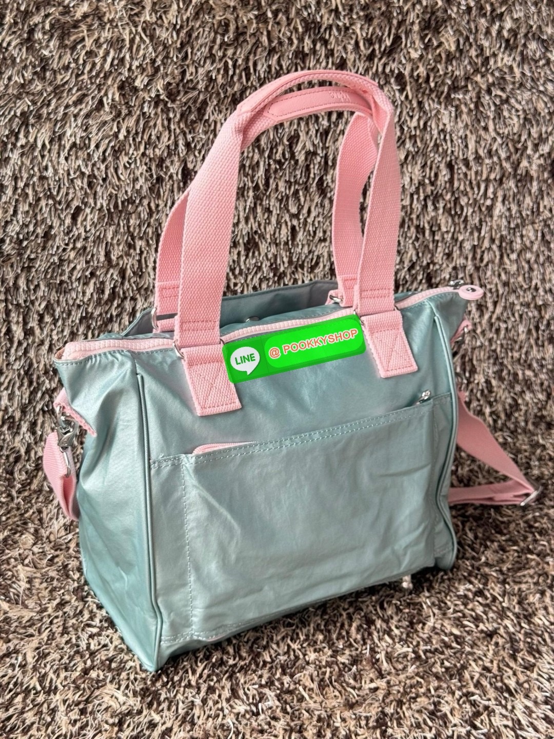 Kipling revir limited Japan shoulder bag เป็นอีกหนึ่งกระเป๋าสุดอเนกประสงค์สามารถใช้งานหลายรูปแบบทั้งกระเป๋าสะพายข้าง สะพายไหล่ หรือกระเป๋าถือด้วยสายสะพายที่สามารถปรับระดับและถอดออกได้ ดีไซน์คลาสสิกและเรียบง่ายพร้อมประดับโลโก้และลิงอันเป็นซิกเนเจอร์ แมตช์ก