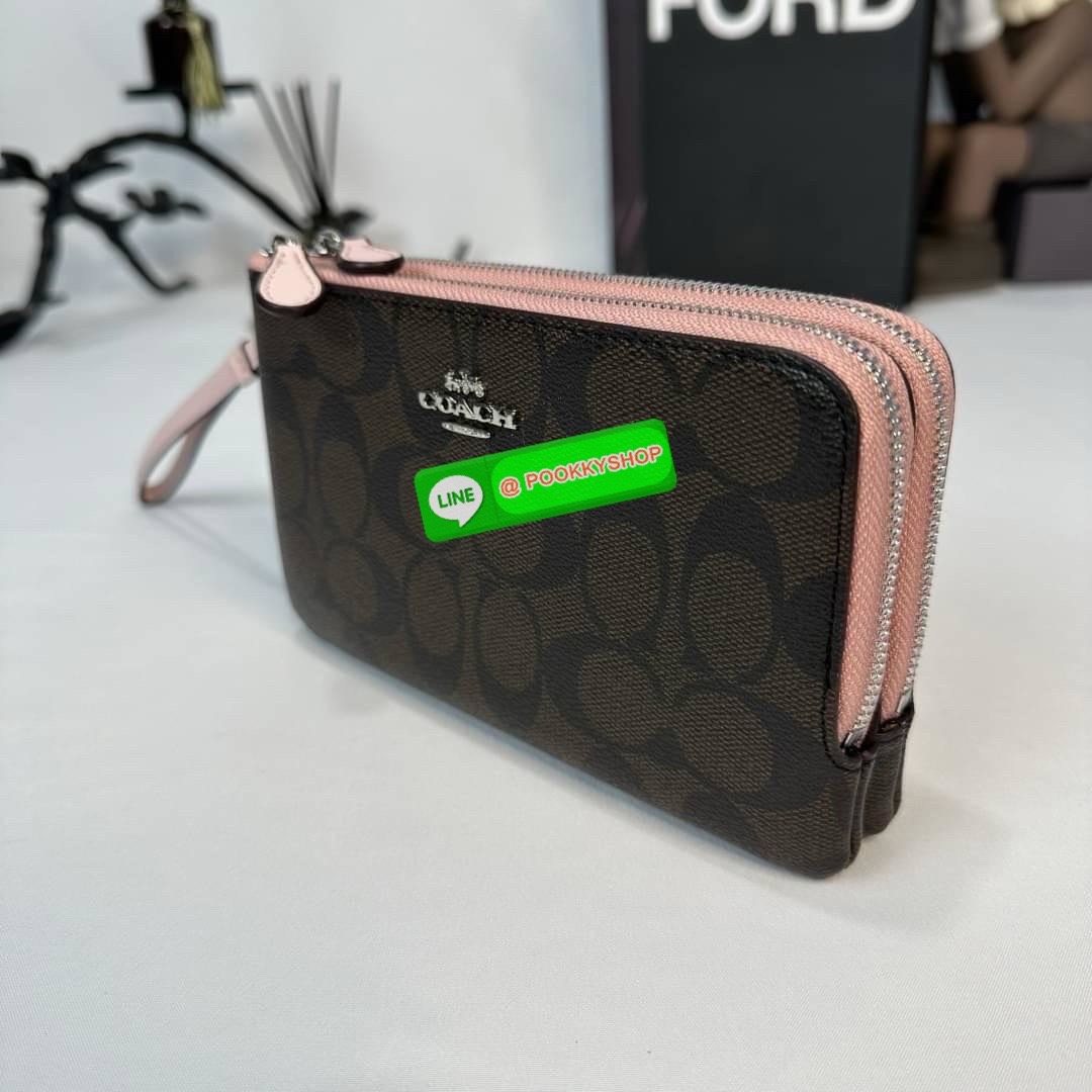 กระเป๋าคล้องมือ COACH 87591 DOUBLE CORNER ZIP WRISTLET IN SIGNATURE CANVAS (COACH 87591 ） กระเป๋าคล้องมือ2เซิปใหญ่ ลายCหนังและ ด้านในเป็นผ้า แบ่งเป็นช่องเล็กๆใส่เหรียญใส่แบงค์ใส่บัตร แล้วแต่จะใส่มีหลายช่อง ใส่โทรศัพท์ได้ทุกรุ่นพร้อมสายคล้องมือ