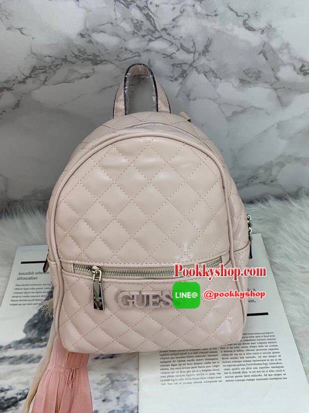 GUESS ELLIANA MINI BACKPACK BAG กระเป๋าสะพายเป้ วัสดุ Saffiano PU คุณภาพดี นิ่ม น้ำหนักเบา ด้านหน้าประดับด้วยโลโก้แบรนด์สวยโดดเด่น มีช่องสำหรับใส่ของด้านหน้า1ช่องใช้งาน ช่องหลักเปิดปิดกระเป๋าด้วยซิปสะดวกใช้ ด้านในโล่งกว้างมีช่องซิปและช่องเล็กสำหรับใส่ของ