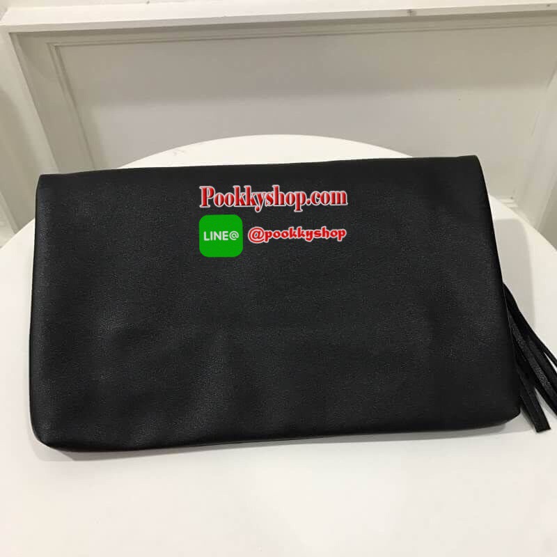 รุ่น BEST SELLER มาเพิ่มอีกรอบคะ กระเป๋า Givenchy shoulder bag หนัง PU เนื้อดี ดีไซด์เก๋มากคะ ด้านหน้า ปั้ม logo brand หัวซิป ประดับพู่ ด้านในบุด้วยผ้า water proof ปั้ม logo brand มีช่องเล็กใส่ของจุกจิกคะ