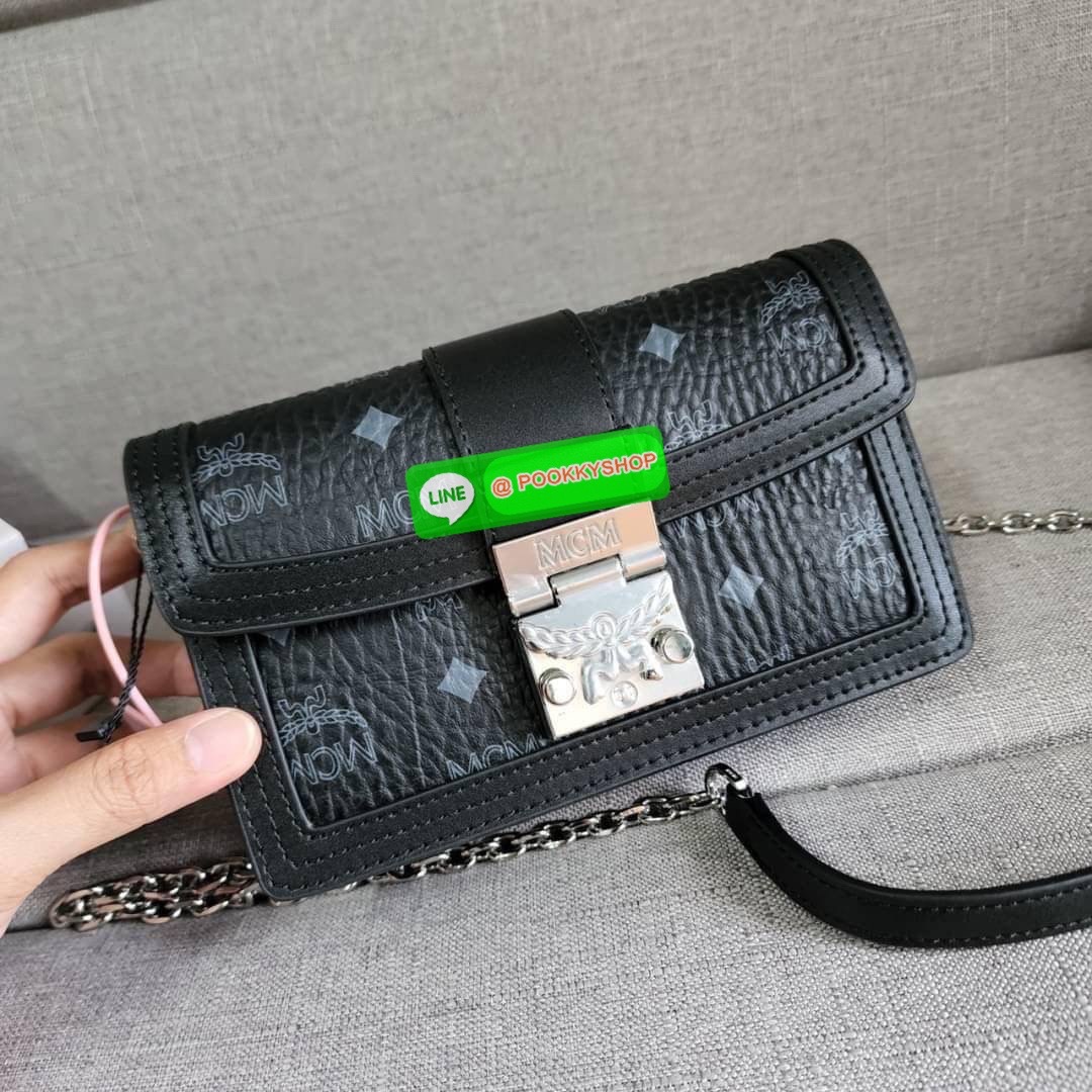 MCM Gretl Cossbody in visetos กระเป๋า Gretl กระทัดรัด ไอเทมใหม่ สุดฮิต ที่สาวๆต้องมีคะ วัสดุหนังแคนวาส ตัดหนังแท้ มาพร้อมสายสะพายโซ่อะไหล่สลับหนัง ข้างช่องโล่งสามารถใส่มือถือ iPhone Pro max ได้เหมาะสำหรับสะพายเที่ยวชิวๆในวันหยุดพักสบายๆ สีน้ำตาลคอนยัคทีแม