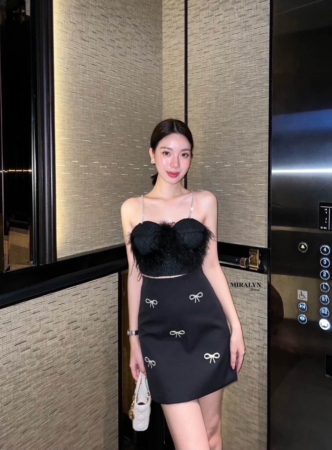 ชุดเซทแฟชั่น Set เสื้อสายเดี่ยวแต่งเพชรเม็ดใหญ่ช่วงอกแต่งขนนกงานแน่นมาก กระโปรงทรงสุดน่ารักมีเข็มกลัดโบว์