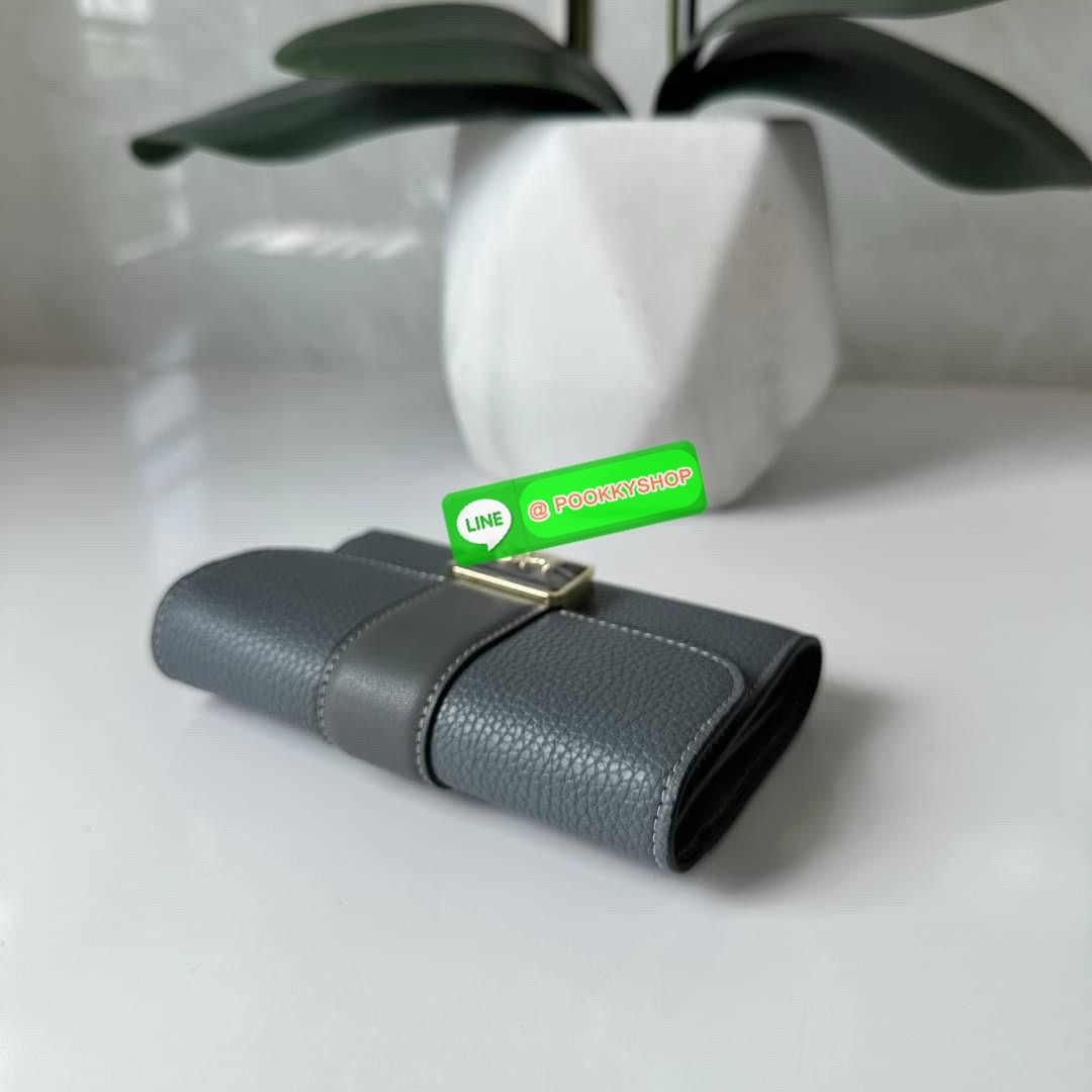 Coach Medium Grace Wallet (Cl421) 🔖กระเป๋าสุดหรูใบกลาง ขนาดกำลังดีกระทัดรัด 🔖วัสดุ : pebble leather 🔖ภายในมีช่องใบบัตรเครดิต 6 ช่อง มีช่องใส่เหรียญแยก สามารถใส่ธนบัตรแบงค์พันได้คะ