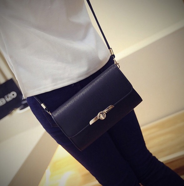 กระเป๋าสตางค์ กระเป๋าคลัชมือ กระเป๋าสะพายข้าง สีดำ เนื้อสวย เรียบหรู คุณหนูมากๆคะ size :ยาว19*สูง12*หนา 6cm