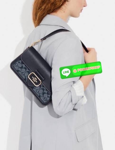 Coach CJ617 รุ่นบัคเคิลหัวใจไม่เคยว่าง ใบนี้บรรจงความหวานละมุนไว้เต็มใบ ถือก็เก๋ สะพายก็เฉียบ สีบลูยีนส์ตัดลายซิกเนเจอร์ หวานแบบไม่ต้องอธิบาย ของมันต้องมีสำหรับสายเก็บลุคเรียบหรูดูแพง