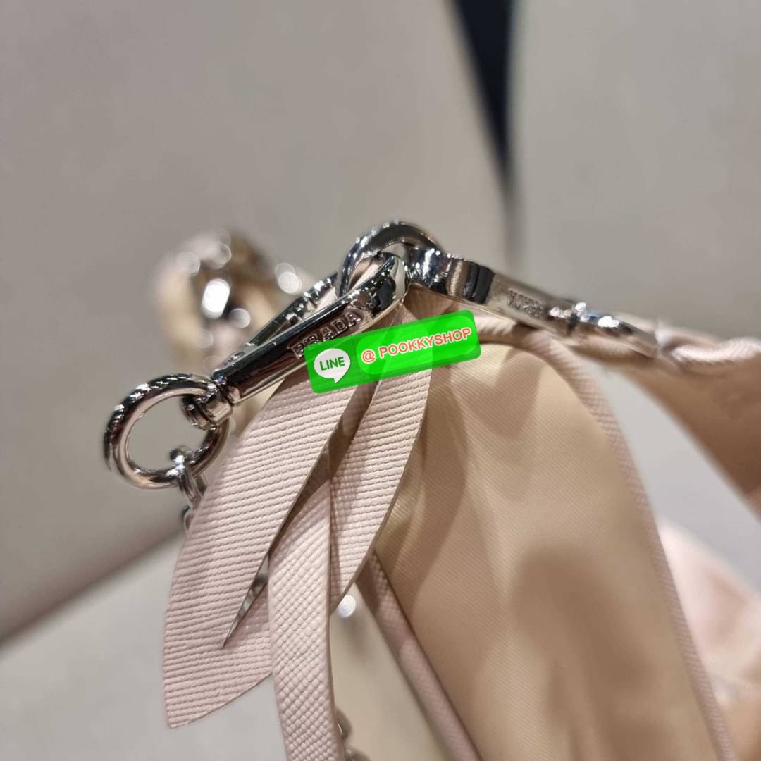 PRADA RE-EDITION 2005 RE-NYLON SHOULDER BAG ไอเท็มสุดปัง ที่ฮิตตลอดกาลไม่ว่าจะปีไหนๆ จัดให้ครบทั้งสีขายดีและสีใหม่ล่าสุด ที่สายคุณหนูห้ามพลาด!! กับกระเป๋าสะพายทรงคลาสสิค เหมาะเป็น everyday bag มากๆ วัสดุผ้าไนล่อนคุณภาพ พร้อมใบลูก ไว้ใส่เหรียญ ใส่กุญแจได้ส