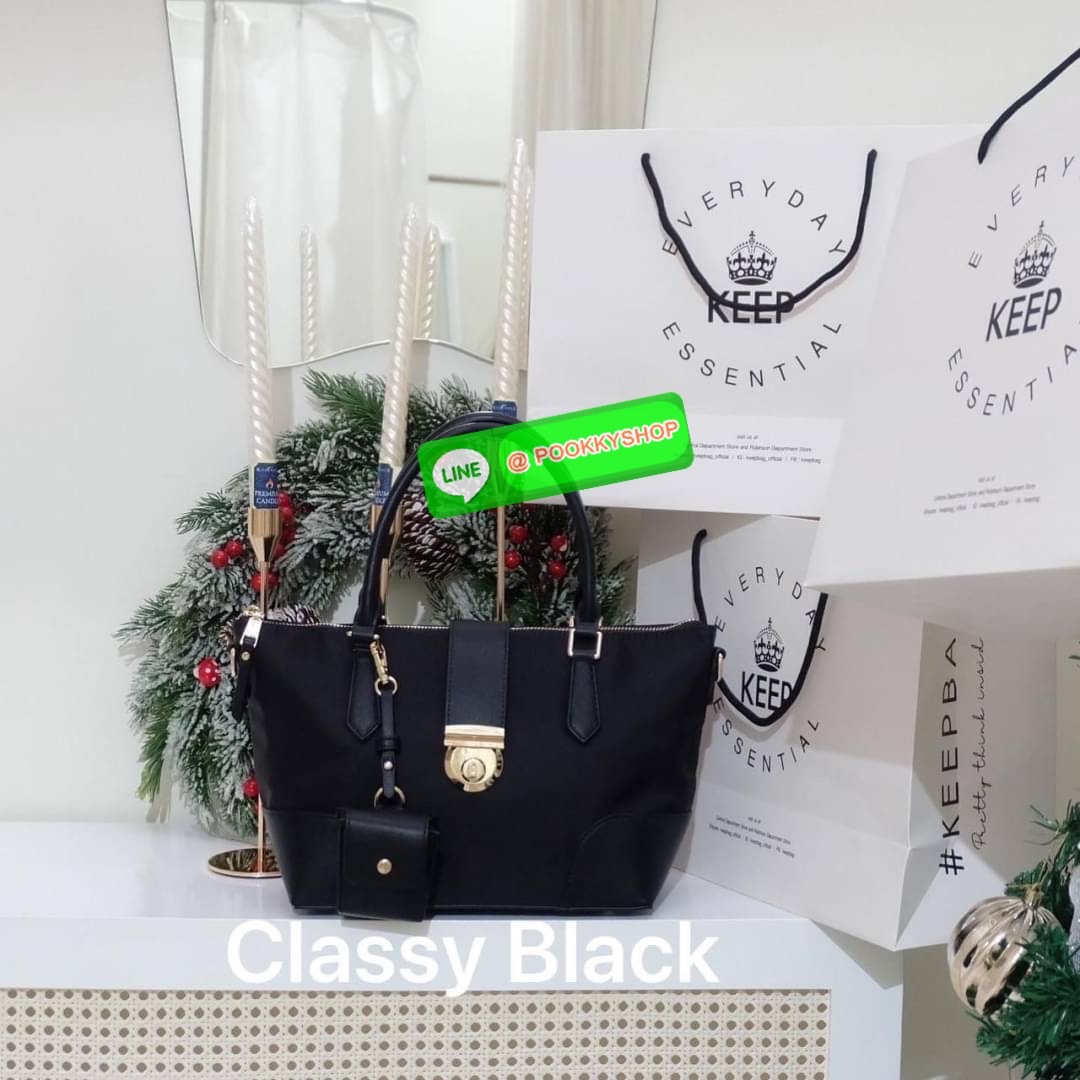 คอลเลคชั่นใหม่ รุ่นขายดี KEEP ‘ Phony bag ‘ อีกรุ่นที่ ถูกถามเข้ามาเยอะที่สุด เป็นกระเป๋า size กลางๆที่ ดีไซน์ให้ออกมาเรียบ หรู หยิบมาใช้งานได้ในทุกๆ วัน