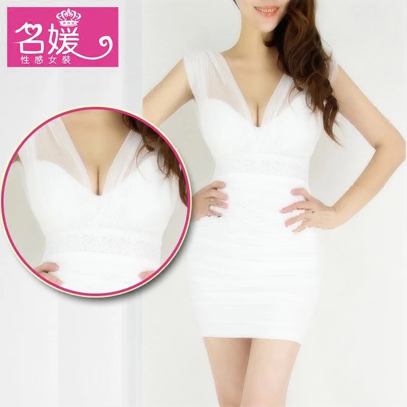 ชุด ปาร์ตี้ ชุดเที่ยว ชุดออกงาน เดรสสั้น คอวี แต่งเลื่อมทอง เกาะอกด้านใน เดรสเข้ารูป สีแดงด้านข้างเย็บสม็อคเพิ่มความเข้ารูป สวยเปรี้ยว เริ่ดมากคะ