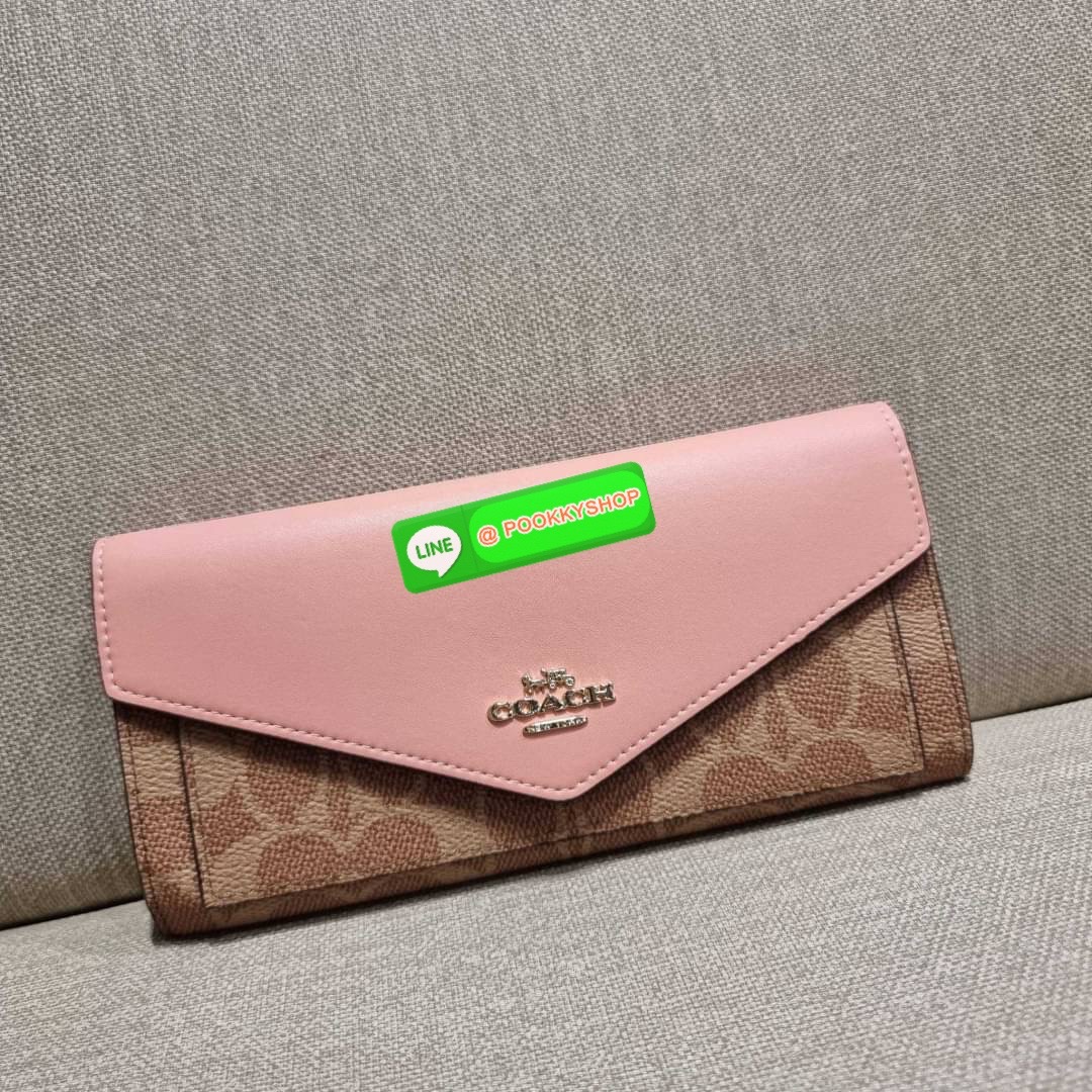 COACH 31547 SOFT WALLET IN COLORBLOCK SIGNATURE CANVAS คัมแบคแล้วน้า กับไอเท็มหายาก กระเป๋าสตางค์ใบยาวแบบพับ ขนาดกำลังสวย ดีไซน์คลาสสิคเอกลักษณ์ วัสดุหนังแคนวาสเคลือบลาย เปิด-ปิดด้วยกระดุม ภายในใส่บัตรได้เยอะ ใส่ธนบัตรได้สบายๆ ใบจริงสวยปังทุกสี ใครมองหากร