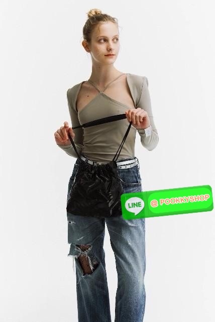 CARLYN TWEE MINI BAG #ไม่มินิตามชื่อจ้าา😘 💌พร้อมส่ง!สวยฉ่ำๆทุกสี ไม่มีไม่ได้แล้วจ้าา📌 ✔️กระเป๋าวัสดุไนล่อนอย่างดี นิ่มฟู ปักลายแบรนด์อันเป็นสัญลักษณ์ของรุ่นทั้งใบสวยงามค่ะ