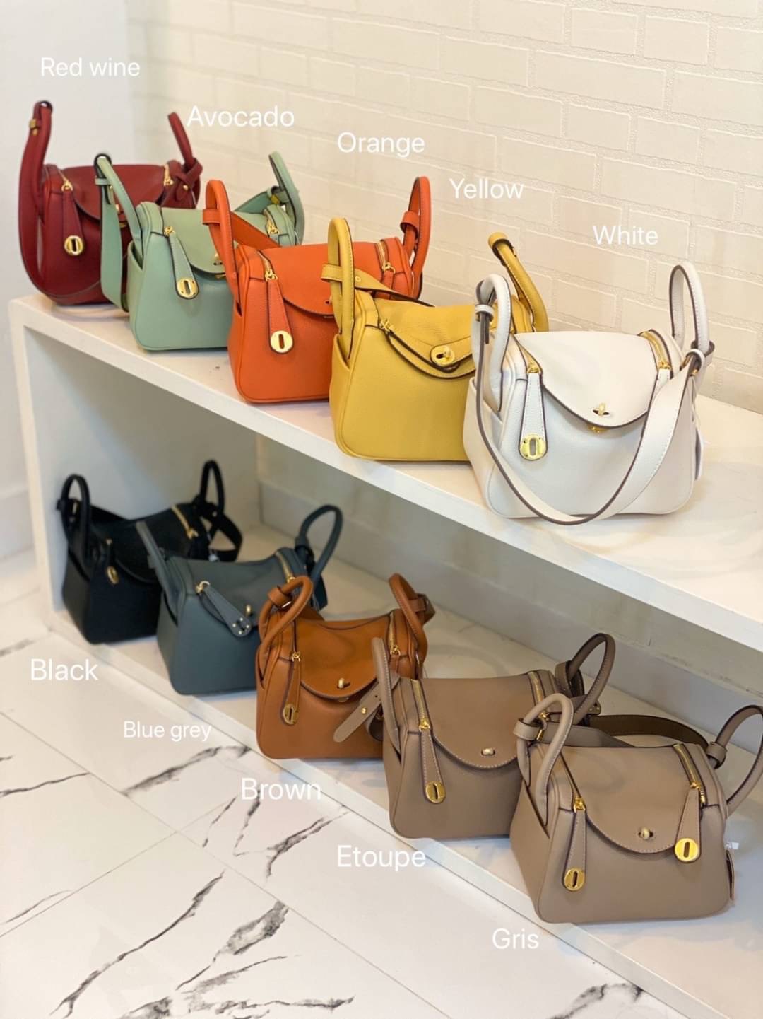 กลับมาเเล้วค่า Lindy 20cm หนัง PU premium ที่ลูกค้าถามกันมาเยอะมากกก รอบนี้หนังสวยมากๆๆ สายสะพายแบบเรียบหรู มีห่วงรัดสายสองข้าง มี 2 สายนะคะ มีซิลิโคนปิดลูกบิดกันรอย งานเนี้ยบสุด ยิ่งใช้ยิ่งนิ่มมม กระเป๋าทรงสวยนุ่ม Flexible มากๆ จุของได้ทุกสิ่ง จะใช้ไปทำง