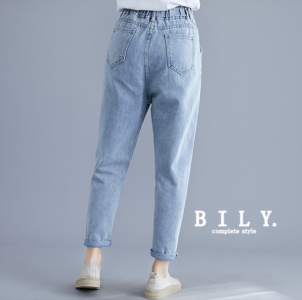 เข้าเพิ่มรอบ 2 !!! NEW ARRIVAL complete style by BILY กางเกงผ้ายีนส์เดนิมเนื้อนุ่มไม่แข็ง เอวยืดอย่างดี กางเกงดูคิ้วส์แต่งกระดุมหลอกด้านหน้า กระเป๋าข้าง กระเป๋าหลัง งานผ้าญี่ปุ่นนำเข้า ทรงสวยเท่ชิค งานน่ารัก ใส่สบายค่ะ