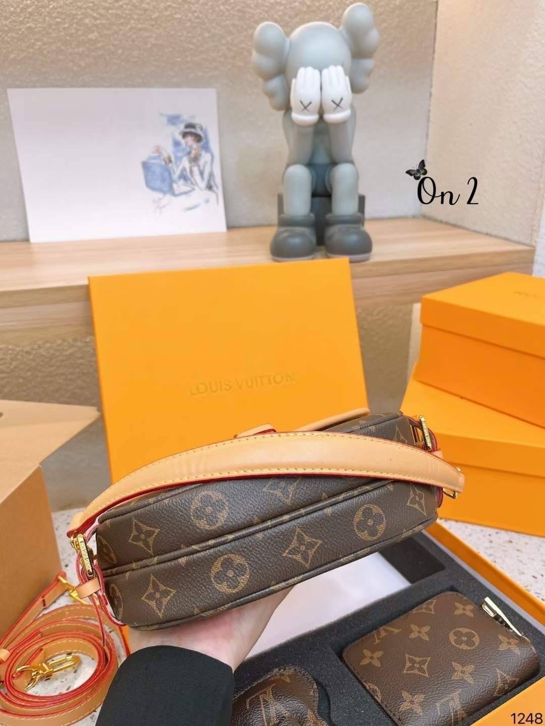 Louis Vuitton กระเป๋าLV set 3ชิ้นคุ้มมากๆ รุ่น Saumur BBกำลังได้รับความนิยมและตามหาได้แรงบันดาลใจจากกระเป๋าถือรุ่น มาพร้อมสาย2 เส้นสำหรับสะพายไหล่สั้นและสายที่ปรับระดับและถอดออกได้เช่นกันสวยเรียบหรูตามแบบฉบับสาวกLV ต้องห้ามพลาดรุ่นนี้นะคะ