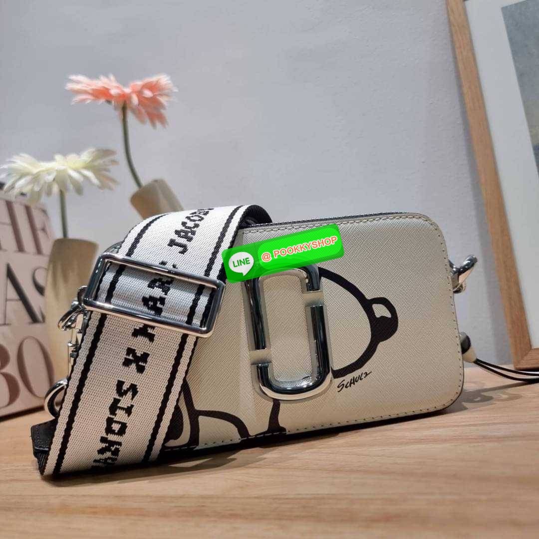 PEANUTS × MARC JACOBS THE SNAPSHOT CROSSBODY BAG คอลเลคชั่นแสนคิวท์ ที่ยกขบวนเหล่าซุปตาร์การ์ตูนมาให้แบบจัดเต็ม กับไอเท็มยอดฮิตที่โดดเด่นเป็นเอกลักษณ์ กระเป๋าสะพายข้างสุดปัง ดีไซน์ลายพรินท์ตัวการ์ตูนสุดฮอต เรียกได้ว่าไม่ซ้ำใคร!! วัสดุหนังวัว สวยอยู่ทรง เป