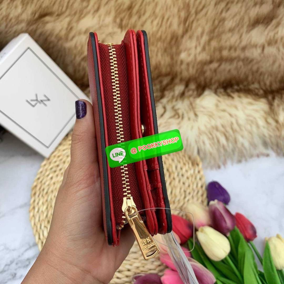 Lyn Wallet กระเป๋าตังLYN ขนาดใบกลาง ด้านหน้าติดโลโก้แบรนด์ ด้านในมีช่องใส่บัตร8ช่อง ช่องใส่ธนบัตรและช่องซิบแยกใส่เหรียญ ตัวจับซิบปั๊มแบรนด์ ใครกำลังมองหากระเป๋าสตางค์สีเรียบๆชิคๆแนะนำค่ะ