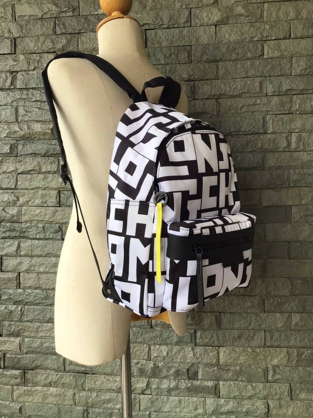 LONGCHAMP LE PLIAGE LGP BACKPACK รายละเอียด • วัสดุ: ผ้าใบ • อะไหล่: นิกเกิล • ตัวกระเป๋า: ผ้าใบโพลีอะไมด์เคลือบด้านใน • ตกแต่ง: หนังวัว รายละเอียดภายนอก • การปิด: ด้วยซิป • สายสะพาย: เลื่อนปรับระดับได้ • ช่อง: 1 ช่องซิป ภายใน • ช่องใส่ของ: 1 ช่อง ช่องด้า