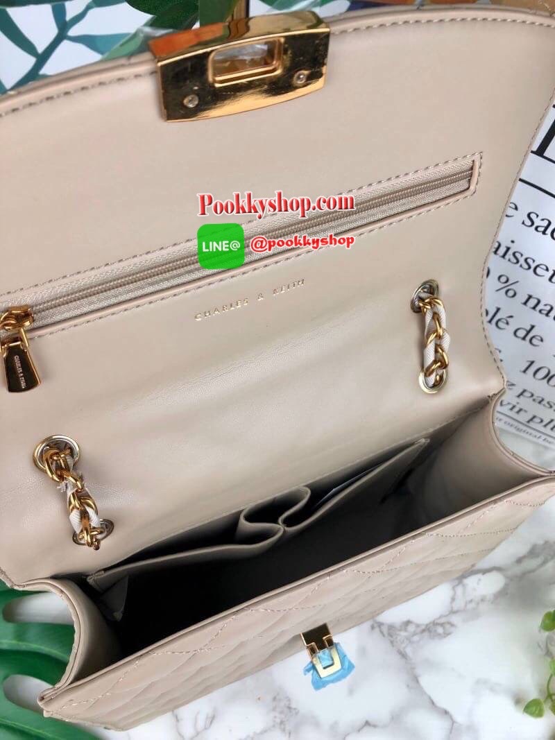 Charles & Keith Quilted Push Lock Bag กระเป๋าสะพายข้างวางอยู่ทรง ตัวกระเป๋าเป็นหนังผิวสัมผัสนุ่มมือ เดินลายตารางทั่วทั้งใบ ด้านหลังมีช่องพ็อกเก็ตใส่ของได้เล็กน้อย ด้านหน้าเปิดปิดแบบตัวล็อก ด้านในจุจุของได้เยอะ สามารถใส่ iPad mini ได้ สายสะพายจะทำเป็นสายคู