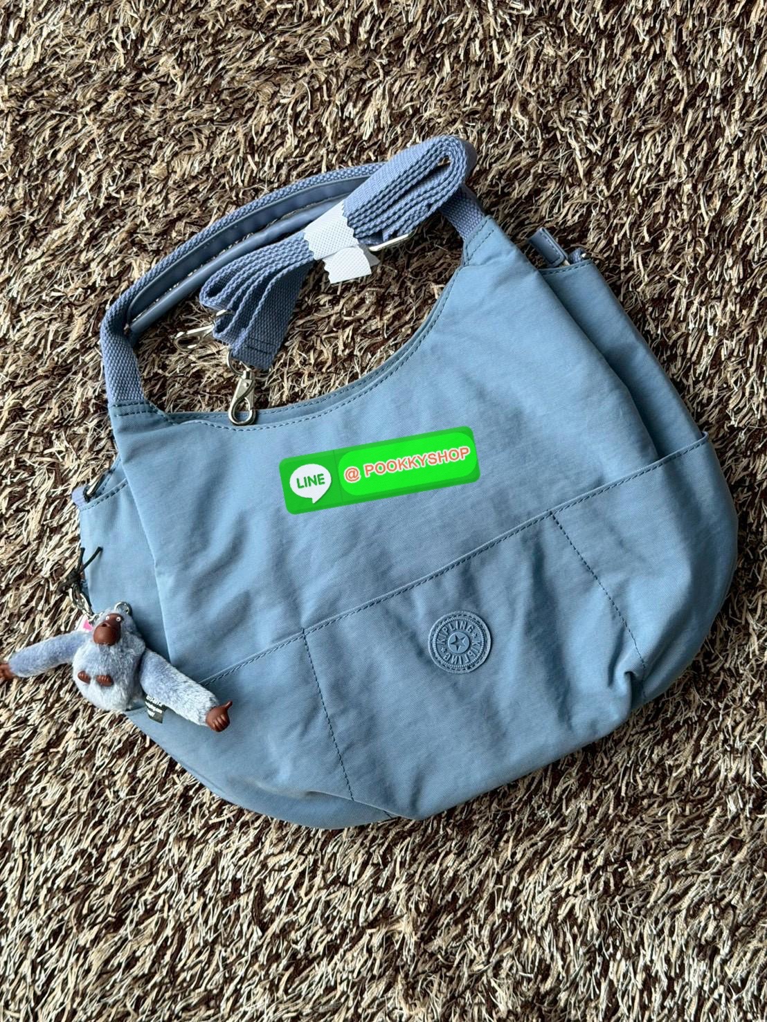 💕Kipling Aliana Shoulder Bag เป็นกระเป๋าสะพายไหล่ดีไซน์เรียบหรูที่ลงตัวทั้งสไตล์และการใช้งาน มาพร้อมช่องหลักปิดเปิดด้วยกระดุมแม่เหล็ก ช่องด้านในมีช่องแยกใช้การใช้งานหลายช่องอย่างชัดเจน รวมทั้งยังมีช่องที่ซ่อนอยู่ภายนอก มาพร้อมสายสะพายปรับฟรีไซส์ เ