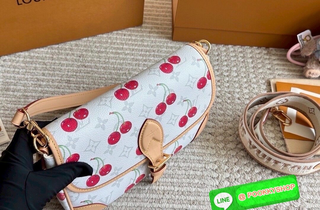 🕊️ พร้อมส่ง | LV Diane Monogram Cherry กระเป๋ามัลติฟังก์ชั่นสุดคุ้ม คอลใหม่แสนสดใสด้วยลายเชอรี่ ที่ดีไซน์ออกมาน่ารักน่าใช้มากๆ มีสายมาให้ถึง 2 แบบ สายหนังคล้องไหล่ได้ และสายสปอร์ตครอสบอดี้ได้ ปรับเปลี่ยนใช้ตามลุคแต่ละวันได้เลย เปิด-ปิดด้วยกระดุมแม
