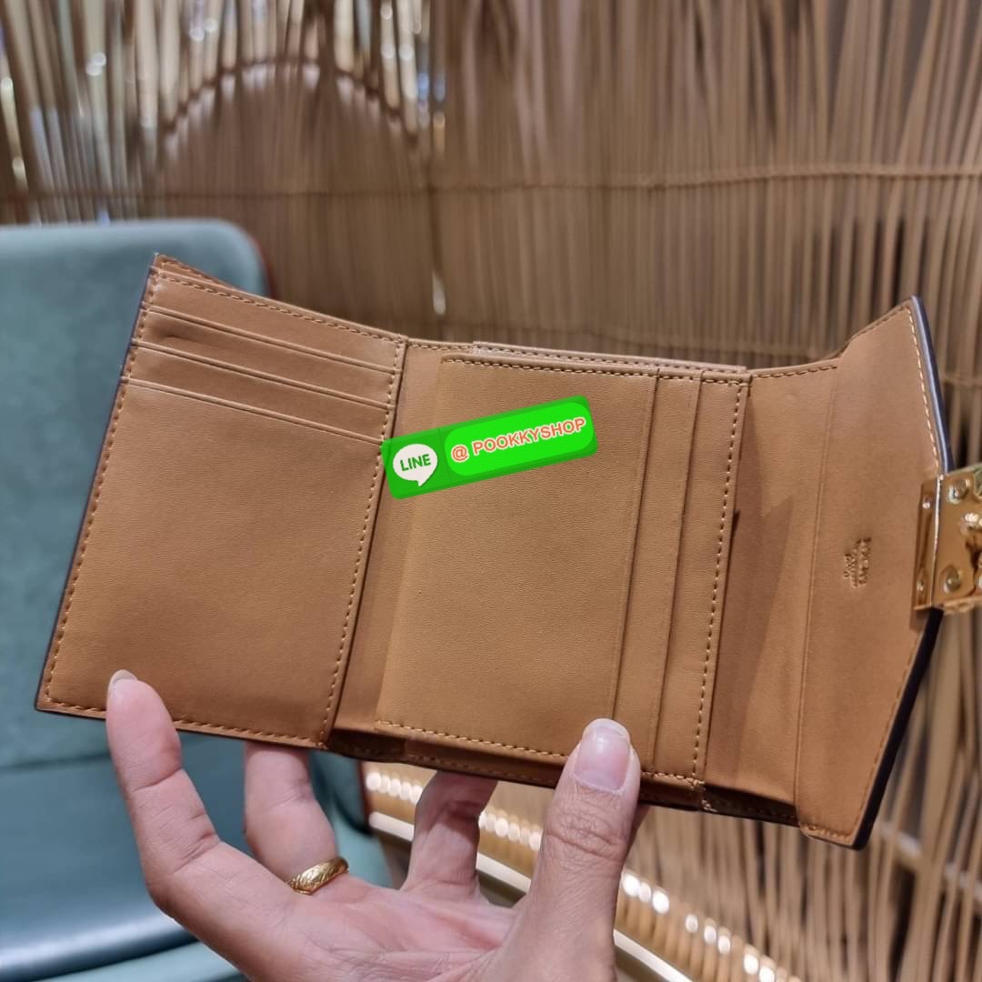 MCM PATRICIA THREE-FOLD WALLET IN VISETOS ดีไซน์ใหม่ กระเป๋าสตางค์ใบเล็ก รุ่นฝาพับ unisex ใช้ได้ทั้งหนุ่มๆและสาวๆน้า ใช้งานง่าย ด้วยกระดุมโลโก้ พกพาง่าย วัสดุหนังแคนวาสคุณภาพดี ภายในเป็นหนังแท้ นิ่ม สวย ใส่บัตรได้เยอะ ใส่ธนบัตรได้ทุกชนิด👍👍