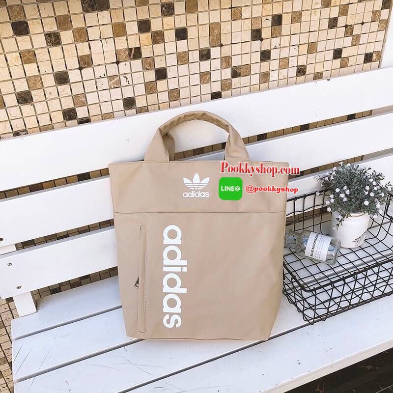 Adidas Handbag & Backpack กระเป๋าเป้ใช้ได้ทั้งชายหญิง ขนาดกำลังดี น้ำหนักเบา ด้านหน้าสกรีนโลโก้แบรนด์ เปิดปิดด้วยซิปสะดวกใช้ หูจับถนัดมือ สายสะพายยาวเลื่อนปรับได้ตามต้องการด้านหน้ามีช่องซิปเก็บของหยิบใช้ง่าย ภายในมีช่องซิปแยกเก็บของ ช่องหลักสามารถใส่ Note